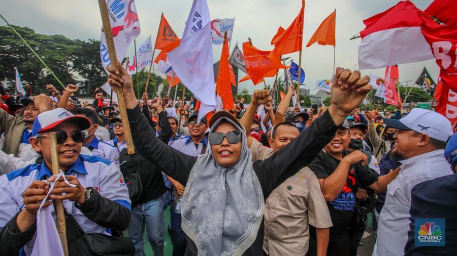 Massa buruh dari berbagai serikat pekerja melakukan aksi unjuk rasa di depan Gedung DPR/MPR RI, Jakarta, Kamis (28/8/2025). (CNBC Indonesia/Faisal Rahman)