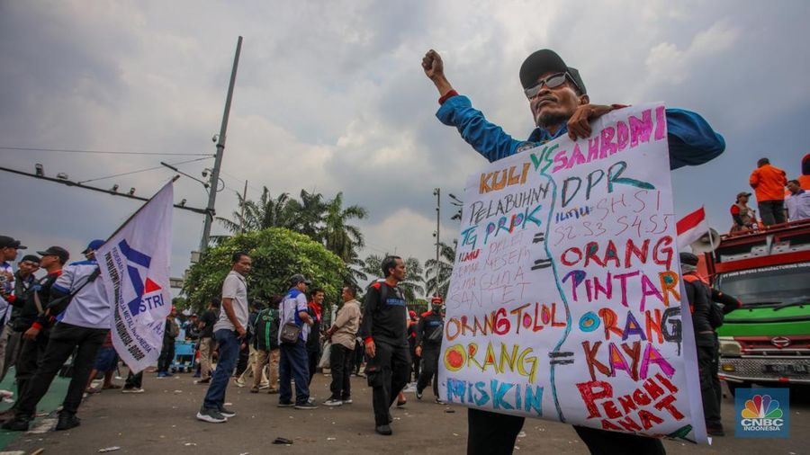 Massa buruh dari berbagai serikat pekerja melakukan aksi unjuk rasa di depan Gedung DPR/MPR RI, Jakarta, Kamis (28/8/2025). (CNBC Indonesia/Faisal Rahman)