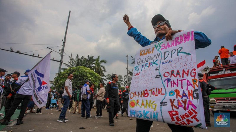 Massa buruh dari berbagai serikat pekerja melakukan aksi unjuk rasa di depan Gedung DPR/MPR RI, Jakarta, Kamis (28/8/2025). (CNBC Indonesia/Faisal Rahman)