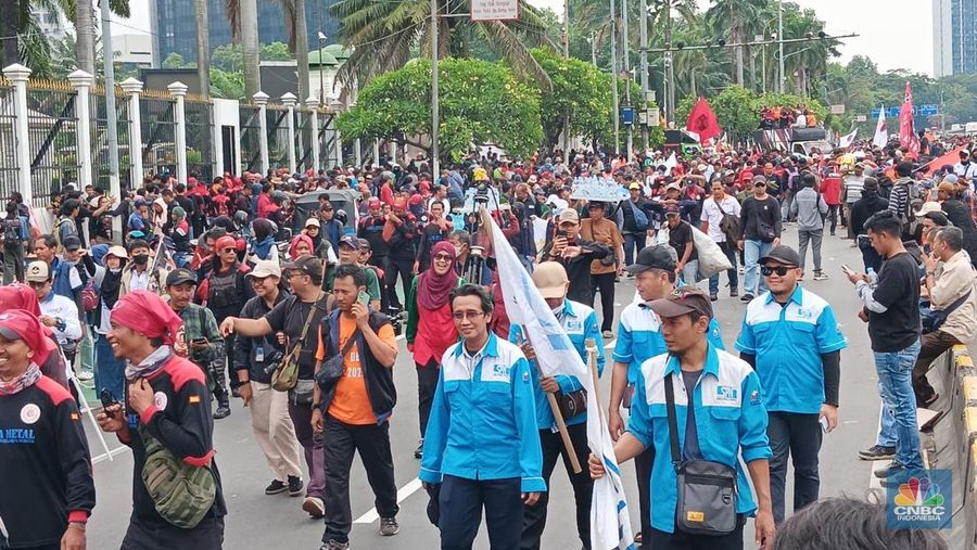 Massa buruh dari berbagai serikat pekerja mulai meninggalkan Gedung DPR/MPR RI, Jakarta, Kamis (28/8/2025). (CNBC Indonesia/Chandra Dwi Pranata)