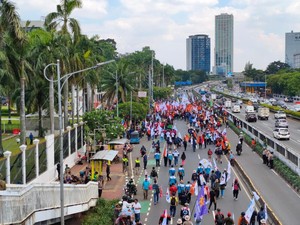 Massa Buruh Mulai Berdatangan, Lalin di Depan DPR Masih Dibuka