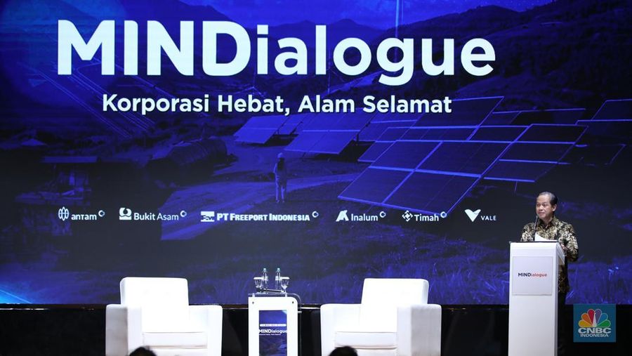 Menteri Lingkungan Hidup/Kepala Badan Pengendalian Lingkungan Hidup RI, Hanif Faisol Nurofiq dalam acara MINDIALOGUE Sharing Session with Environtment Minister dengan tema “Korporasi Hebat, Alam Selamat” di Soehana Hall energy building, Jakarta, Kamis (28/8/2025). (CNBC Indonesia/Tri Susilo)