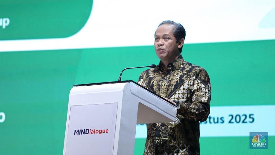 Menteri Lingkungan Hidup/Kepala Badan Pengendalian Lingkungan Hidup RI, Hanif Faisol Nurofiq dalam acara MINDIALOGUE Sharing Session with Environtment Minister dengan tema “Korporasi Hebat, Alam Selamat” di Soehana Hall energy building, Jakarta, Kamis (28/8/2025). (CNBC Indonesia/Tri Susilo)