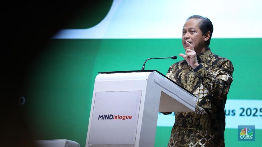 Menteri Lingkungan Hidup/Kepala Badan Pengendalian Lingkungan Hidup RI, Hanif Faisol Nurofiq dalam acara MINDIALOGUE Sharing Session with Environtment Minister dengan tema “Korporasi Hebat, Alam Selamat” di Soehana Hall energy building, Jakarta, Kamis (28/8/2025). (CNBC Indonesia/Tri Susilo)