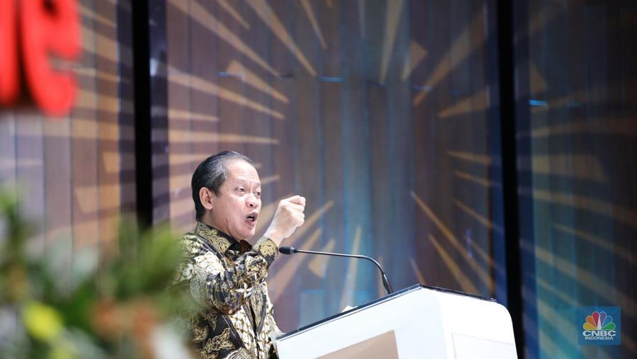 Menteri Lingkungan Hidup/Kepala Badan Pengendalian Lingkungan Hidup RI, Hanif Faisol Nurofiq dalam acara MINDIALOGUE Sharing Session with Environtment Minister dengan tema “Korporasi Hebat, Alam Selamat” di Soehana Hall energy building, Jakarta, Kamis (28/8/2025). (CNBC Indonesia/Tri Susilo)