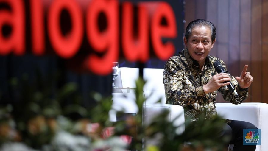 Menteri Lingkungan Hidup/Kepala Badan Pengendalian Lingkungan Hidup RI, Hanif Faisol Nurofiq dalam acara MINDIALOGUE Sharing Session with Environtment Minister dengan tema “Korporasi Hebat, Alam Selamat” di Soehana Hall energy building, Jakarta, Kamis (28/8/2025). (CNBC Indonesia/Tri Susilo)