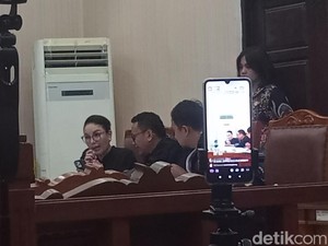 Nikita Mirzani Menangis, Geregetan Dengar Kesaksian Ahli UU ITE di Persidangan