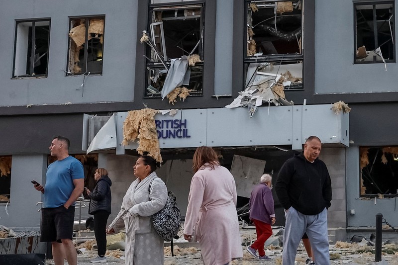 Tim penyelamat bekerja di lokasi gedung apartemen yang terkena serangan rudal dan pesawat tak berawak Rusia, di tengah serangan Rusia terhadap Ukraina, di Kyiv, Ukraina, 28 Agustus 2025. Tim penyelamat bekerja di lokasi gedung apartemen yang terkena serangan rudal dan pesawat tak berawak Rusia, di tengah serangan Rusia terhadap Ukraina, di Kyiv, Ukraina, 28 Agustus 2025. (REUTERS/Thomas Peter)