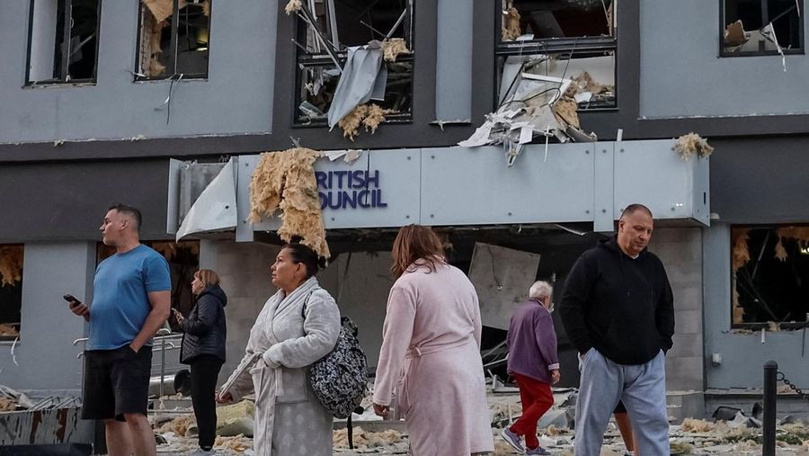 Tim penyelamat bekerja di lokasi gedung apartemen yang terkena serangan rudal dan pesawat tak berawak Rusia, di tengah serangan Rusia terhadap Ukraina, di Kyiv, Ukraina, 28 Agustus 2025. (REUTERS/Thomas Peter)
