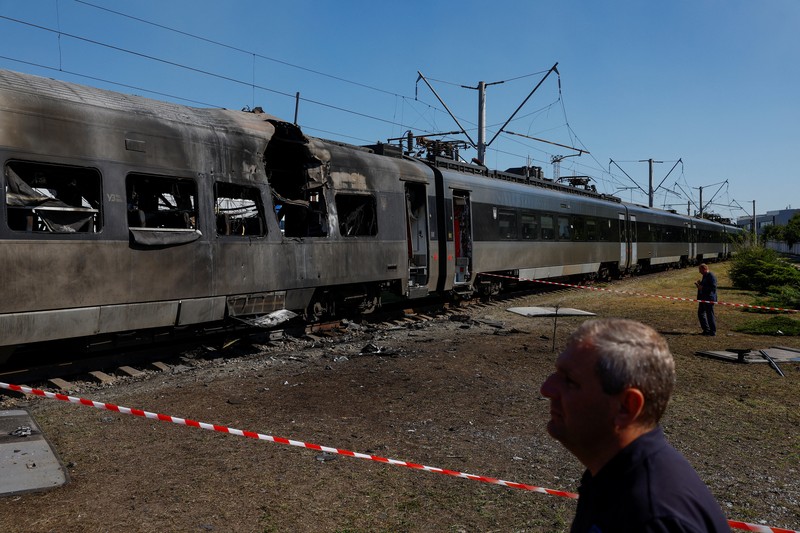 Pekerja berdiri di samping kereta HRCS2 Hyundai Rotem milik Kereta Api Ukraina yang terkena serangan pesawat tak berawak Rusia, di tengah serangan Rusia terhadap Ukraina, di Kyiv, Ukraina, 28 Agustus 2025. Pekerja berdiri di samping kereta HRCS2 Hyundai Rotem milik Kereta Api Ukraina yang terkena serangan pesawat tak berawak Rusia, di tengah serangan Rusia terhadap Ukraina, di Kyiv, Ukraina, 28 Agustus 2025. (REUTERS/Valentyn Ogirenko)