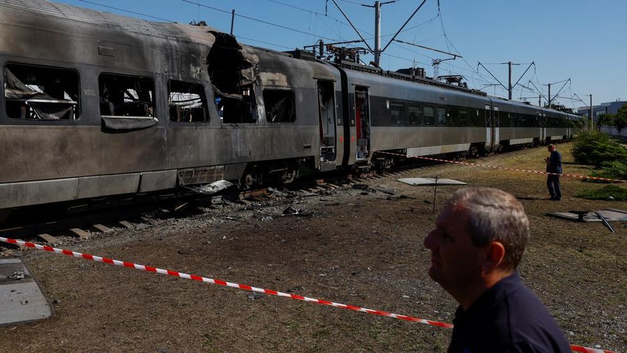 Pekerja berdiri di samping kereta HRCS2 Hyundai Rotem milik Kereta Api Ukraina yang terkena serangan pesawat tak berawak Rusia, di tengah serangan Rusia terhadap Ukraina, di Kyiv, Ukraina, 28 Agustus 2025. (REUTERS/Valentyn Ogirenko)