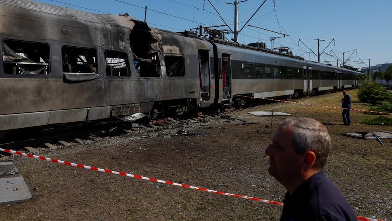 Pekerja berdiri di samping kereta HRCS2 Hyundai Rotem milik Kereta Api Ukraina yang terkena serangan pesawat tak berawak Rusia, di tengah serangan Rusia terhadap Ukraina, di Kyiv, Ukraina, 28 Agustus 2025. (REUTERS/Valentyn Ogirenko)