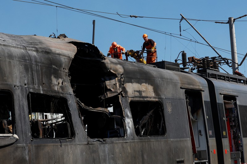 Pekerja berdiri di samping kereta HRCS2 Hyundai Rotem milik Kereta Api Ukraina yang terkena serangan pesawat tak berawak Rusia, di tengah serangan Rusia terhadap Ukraina, di Kyiv, Ukraina, 28 Agustus 2025. Pekerja berdiri di samping kereta HRCS2 Hyundai Rotem milik Kereta Api Ukraina yang terkena serangan pesawat tak berawak Rusia, di tengah serangan Rusia terhadap Ukraina, di Kyiv, Ukraina, 28 Agustus 2025. (REUTERS/Valentyn Ogirenko)