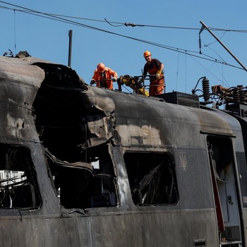Serangan Massal Rusia Guncang Kyiv, Kereta Bolong Terbakar