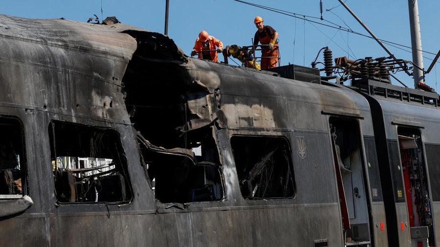 Pekerja berdiri di samping kereta HRCS2 Hyundai Rotem milik Kereta Api Ukraina yang terkena serangan pesawat tak berawak Rusia, di tengah serangan Rusia terhadap Ukraina, di Kyiv, Ukraina, 28 Agustus 2025. (REUTERS/Valentyn Ogirenko)