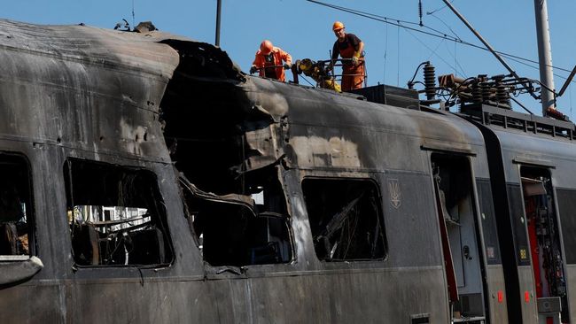 Serangan Massal Rusia Guncang Kyiv, Kereta Bolong Terbakar