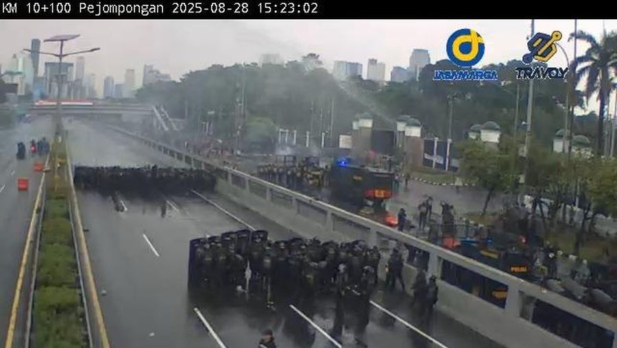 Pendemo di depan DPR masuk Tol Dalam Kota, Jakarta, Kamis (28/8/2025). (Tangkapan Layar CCTV Jasamarga)