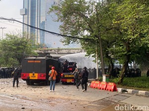 Massa Demo di DPR Mundur ke Pejompongan, Polisi Dilempari Bom Molotov