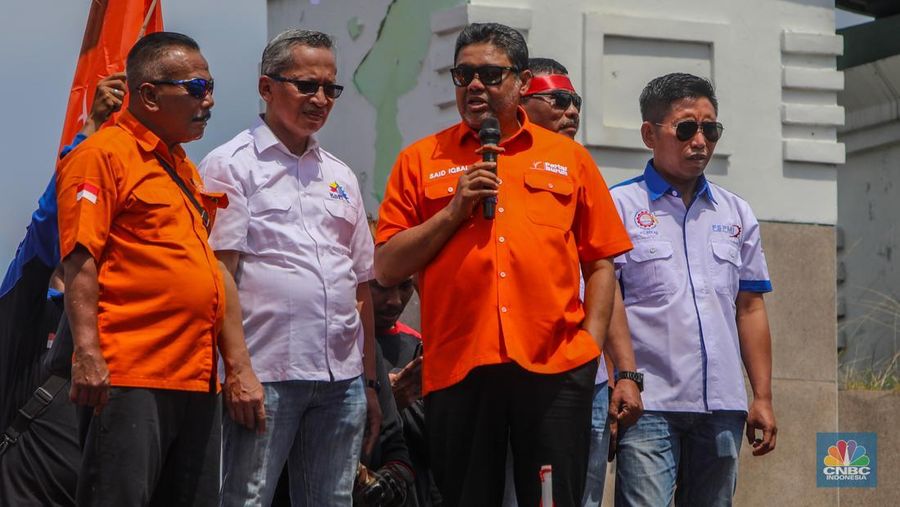 Presiden Partai Buruh, Said Iqbal menyampaikan orasi saat aksi unjuk rasa di depan Gedung DPR/MPR RI, Jakarta, Kamis (28/8/2025). (CNBC Indonesia/Faisal Rahman)