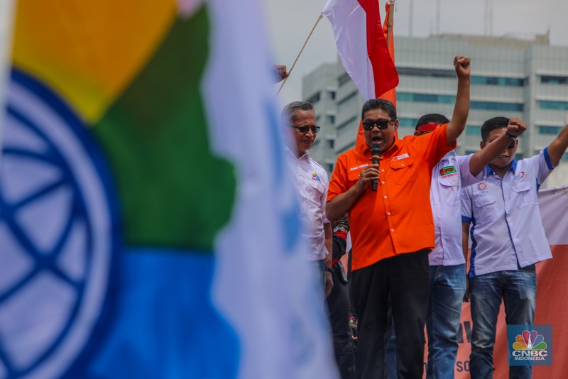 Demo Buruh DPR Massa buruh dari berbagai serikat pekerja mulai berdatangan untuk melakukan unjuk rasa di depan gedung DPR/MPR RI, Jakarta, Kamis (28/8/2025). (CNBC Indonesia/Faisal Rahman)