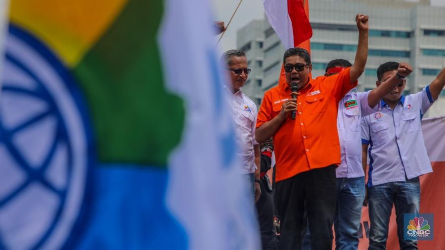 Massa buruh dari berbagai serikat pekerja mulai berdatangan untuk melakukan unjuk rasa di depan gedung DPR/MPR RI, Jakarta, Kamis (28/8/2025). (CNBC Indonesia/Faisal Rahman)