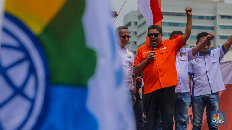 Massa buruh dari berbagai serikat pekerja mulai berdatangan untuk melakukan unjuk rasa di depan gedung DPR/MPR RI, Jakarta, Kamis (28/8/2025). (CNBC Indonesia/Faisal Rahman)