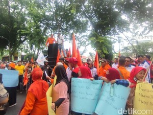 Buruh Berunjuk Rasa di Gedung DPRD Sumut, Tuntut Naik Upah-Tolak Outsourcing
