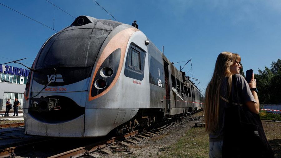 Pekerja berdiri di samping kereta HRCS2 Hyundai Rotem milik Kereta Api Ukraina yang terkena serangan pesawat tak berawak Rusia, di tengah serangan Rusia terhadap Ukraina, di Kyiv, Ukraina, 28 Agustus 2025. (REUTERS/Valentyn Ogirenko)