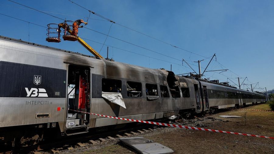 Pekerja berdiri di samping kereta HRCS2 Hyundai Rotem milik Kereta Api Ukraina yang terkena serangan pesawat tak berawak Rusia, di tengah serangan Rusia terhadap Ukraina, di Kyiv, Ukraina, 28 Agustus 2025. (REUTERS/Valentyn Ogirenko)