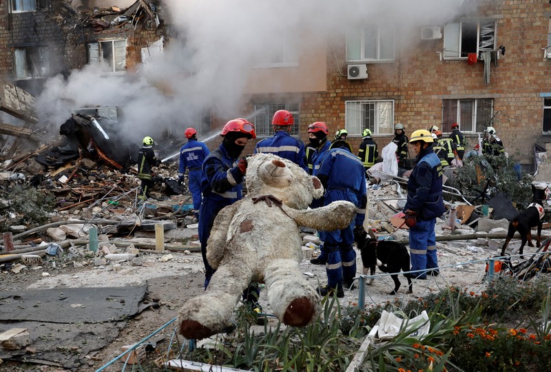 Tim penyelamat bekerja di lokasi gedung apartemen yang terkena serangan rudal dan pesawat tak berawak Rusia, di tengah serangan Rusia terhadap Ukraina, di Kyiv, Ukraina, 28 Agustus 2025. (REUTERS/Thomas Peter)