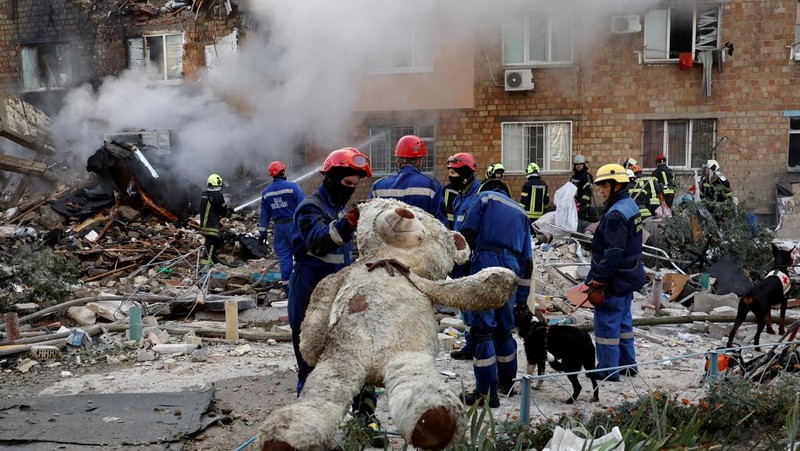 Tim penyelamat bekerja di lokasi gedung apartemen yang terkena serangan rudal dan pesawat tak berawak Rusia, di tengah serangan Rusia terhadap Ukraina, di Kyiv, Ukraina, 28 Agustus 2025. (REUTERS/Thomas Peter)
