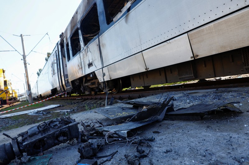 Pekerja berdiri di samping kereta HRCS2 Hyundai Rotem milik Kereta Api Ukraina yang terkena serangan pesawat tak berawak Rusia, di tengah serangan Rusia terhadap Ukraina, di Kyiv, Ukraina, 28 Agustus 2025. Pekerja berdiri di samping kereta HRCS2 Hyundai Rotem milik Kereta Api Ukraina yang terkena serangan pesawat tak berawak Rusia, di tengah serangan Rusia terhadap Ukraina, di Kyiv, Ukraina, 28 Agustus 2025. (REUTERS/Valentyn Ogirenko)