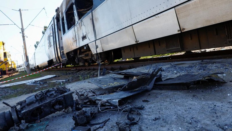 Pekerja berdiri di samping kereta HRCS2 Hyundai Rotem milik Kereta Api Ukraina yang terkena serangan pesawat tak berawak Rusia, di tengah serangan Rusia terhadap Ukraina, di Kyiv, Ukraina, 28 Agustus 2025. (REUTERS/Valentyn Ogirenko)
