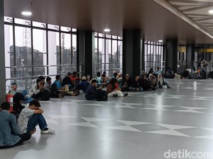 KRL ke Rangkasbitung Lumpuh, Penumpang Terjebak di Stasiun Tanah Abang