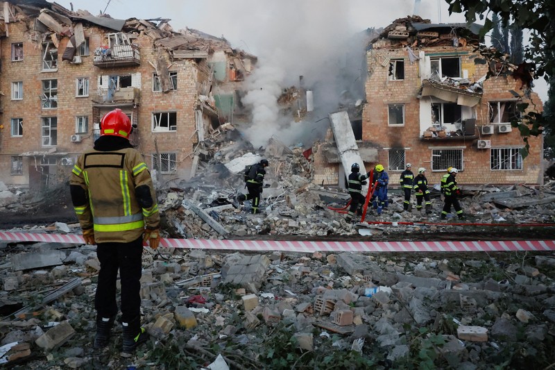 Tim penyelamat bekerja di lokasi gedung apartemen yang terkena serangan rudal dan pesawat tak berawak Rusia, di tengah serangan Rusia terhadap Ukraina, di Kyiv, Ukraina, 28 Agustus 2025. Tim penyelamat bekerja di lokasi gedung apartemen yang terkena serangan rudal dan pesawat tak berawak Rusia, di tengah serangan Rusia terhadap Ukraina, di Kyiv, Ukraina, 28 Agustus 2025. (REUTERS/Thomas Peter)
