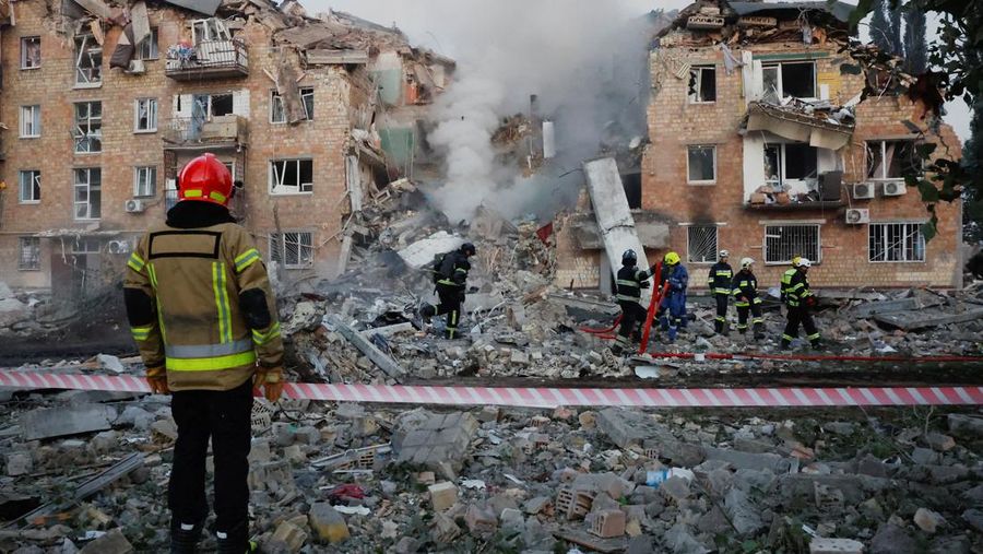 Tim penyelamat bekerja di lokasi gedung apartemen yang terkena serangan rudal dan pesawat tak berawak Rusia, di tengah serangan Rusia terhadap Ukraina, di Kyiv, Ukraina, 28 Agustus 2025. (REUTERS/Thomas Peter)