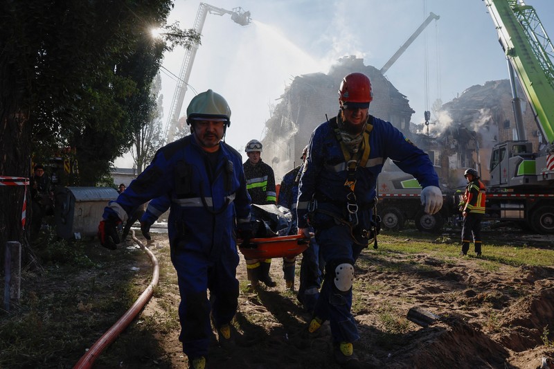 Tim penyelamat bekerja di lokasi gedung apartemen yang terkena serangan rudal dan pesawat tak berawak Rusia, di tengah serangan Rusia terhadap Ukraina, di Kyiv, Ukraina, 28 Agustus 2025. (REUTERS/Thomas Peter)