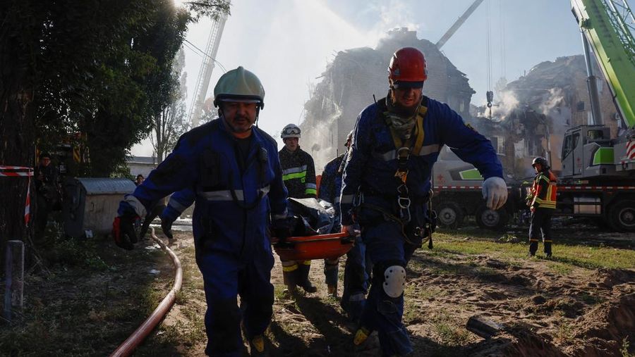 Tim penyelamat bekerja di lokasi gedung apartemen yang terkena serangan rudal dan pesawat tak berawak Rusia, di tengah serangan Rusia terhadap Ukraina, di Kyiv, Ukraina, 28 Agustus 2025. (REUTERS/Thomas Peter)