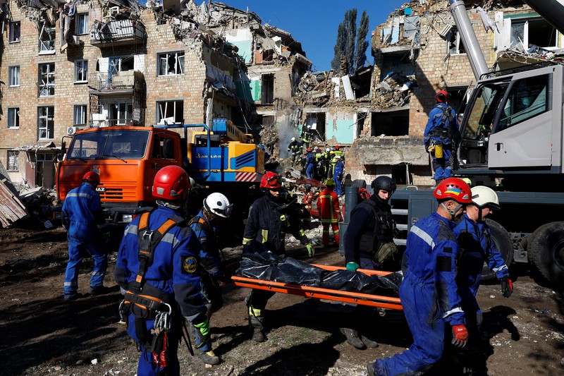 Tim penyelamat bekerja di lokasi gedung apartemen yang terkena serangan rudal dan pesawat tak berawak Rusia, di tengah serangan Rusia terhadap Ukraina, di Kyiv, Ukraina, 28 Agustus 2025. Tim penyelamat bekerja di lokasi gedung apartemen yang terkena serangan rudal dan pesawat tak berawak Rusia, di tengah serangan Rusia terhadap Ukraina, di Kyiv, Ukraina, 28 Agustus 2025. (REUTERS/Thomas Peter)