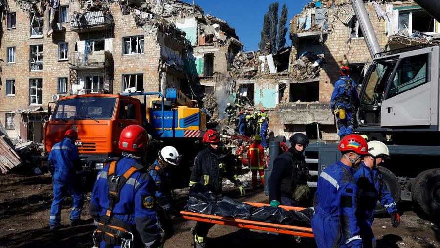 Tim penyelamat bekerja di lokasi gedung apartemen yang terkena serangan rudal dan pesawat tak berawak Rusia, di tengah serangan Rusia terhadap Ukraina, di Kyiv, Ukraina, 28 Agustus 2025. (REUTERS/Thomas Peter)