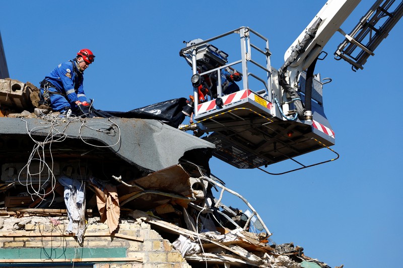 Tim penyelamat bekerja di lokasi gedung apartemen yang terkena serangan rudal dan pesawat tak berawak Rusia, di tengah serangan Rusia terhadap Ukraina, di Kyiv, Ukraina, 28 Agustus 2025. (REUTERS/Thomas Peter)