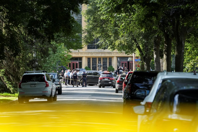 USA-MINNEAPOLIS/SHOOTING Aparat penegak hukum menggunakan anjing K-9 untuk menyisir lingkungan sekitar, setelah penembakan di Gereja Annunciation, yang juga merupakan lokasi sekolah dasar, di Minneapolis, Minnesota, AS, 27 Agustus 2025. REUTERS/Tim Evans