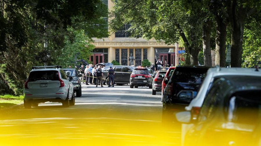 Aparat penegak hukum menggunakan anjing K-9 untuk menyisir lingkungan sekitar, setelah penembakan di Gereja Annunciation, yang juga merupakan lokasi sekolah dasar, di Minneapolis, Minnesota, AS, 27 Agustus 2025. REUTERS/Tim Evans