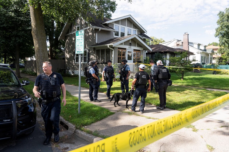 USA-MINNEAPOLIS/SHOOTING Aparat penegak hukum menggunakan anjing K-9 untuk menyisir lingkungan sekitar, setelah penembakan di Gereja Annunciation, yang juga merupakan lokasi sekolah dasar, di Minneapolis, Minnesota, AS, 27 Agustus 2025. REUTERS/Tim Evans