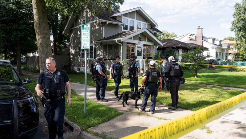Aparat penegak hukum menggunakan anjing K-9 untuk menyisir lingkungan sekitar, setelah penembakan di Gereja Annunciation, yang juga merupakan lokasi sekolah dasar, di Minneapolis, Minnesota, AS, 27 Agustus 2025. REUTERS/Tim Evans