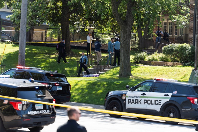 USA-MINNEAPOLIS/SHOOTING Aparat penegak hukum menggunakan anjing K-9 untuk menyisir lingkungan sekitar, setelah penembakan di Gereja Annunciation, yang juga merupakan lokasi sekolah dasar, di Minneapolis, Minnesota, AS, 27 Agustus 2025. REUTERS/Tim Evans