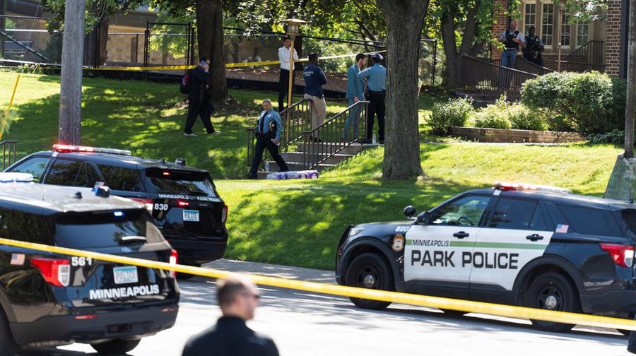 Aparat penegak hukum menggunakan anjing K-9 untuk menyisir lingkungan sekitar, setelah penembakan di Gereja Annunciation, yang juga merupakan lokasi sekolah dasar, di Minneapolis, Minnesota, AS, 27 Agustus 2025. REUTERS/Tim Evans
