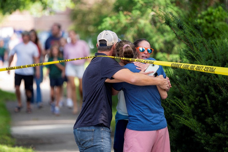 USA-MINNEAPOLIS/SHOOTING Aparat penegak hukum menggunakan anjing K-9 untuk menyisir lingkungan sekitar, setelah penembakan di Gereja Annunciation, yang juga merupakan lokasi sekolah dasar, di Minneapolis, Minnesota, AS, 27 Agustus 2025. REUTERS/Tim Evans