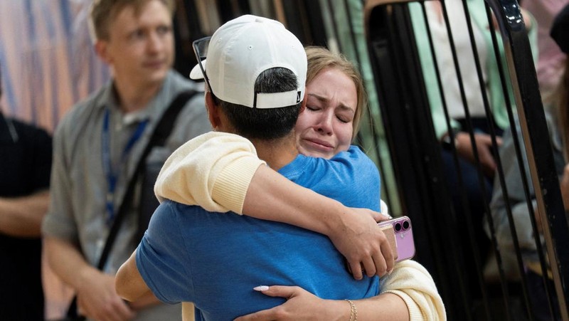 Families and loved ones reunite outside the police barricades after a shooting at Annunciation Church, which is also home to an elementary school, in Minneapolis, Minnesota, U.S. August 27, 2025.  REUTERS/Ben Brewer