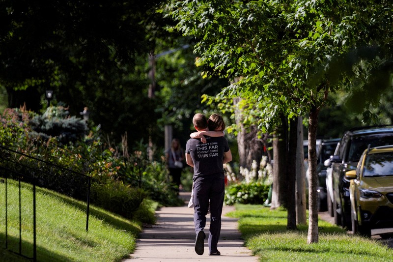 USA-MINNEAPOLIS/SHOOTING Families and loved ones reunite outside the police barricades after a shooting at Annunciation Church, which is also home to an elementary school, in Minneapolis, Minnesota, U.S. August 27, 2025. REUTERS/Ben Brewer